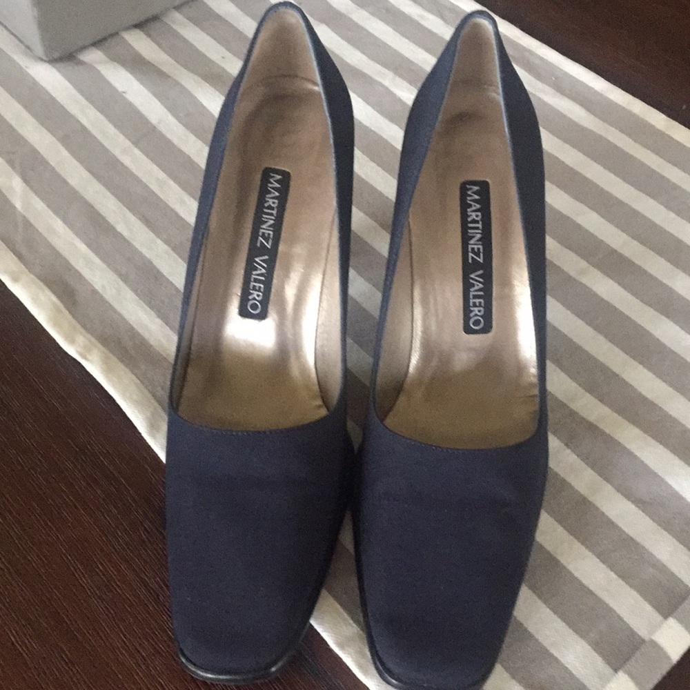 Martinez Valero navy pumps 9 b